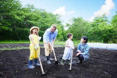 【リゾナーレ那須】初めての耕うん作業や土に触れる体験ができる「キッズ畑デビュー」開催 ～子ども用農作業着のレンタルや、農家のおやつタイム「おこじはん」を楽しむ～｜期間：2023年3月16日～4月28日