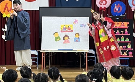 近畿大学九州短期大学附属幼稚園が「ひな祭り集会」を実施　園児が桃の節句について学び、伝統行事に親しむ