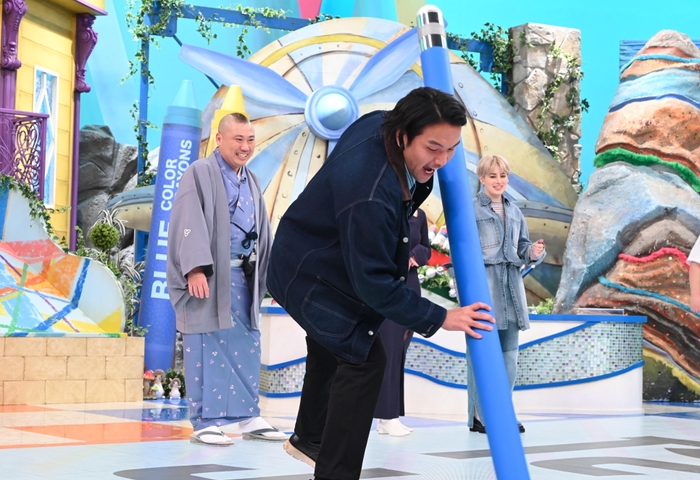 回答をする盛山晋太郎(見取り図)