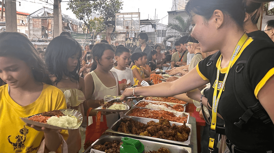 配給を受け取る子どもたち