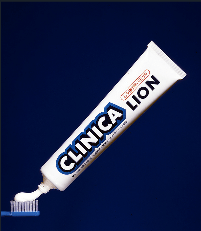 1981年発売の『クリニカライオン』。世界初、歯垢分解酵素(有効成分：デキストラナーゼ)を配合