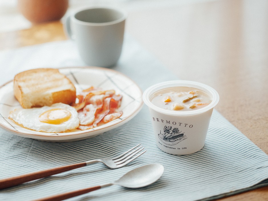 国産野菜たっぷりの、レンジで1分で食べられるカップスープ