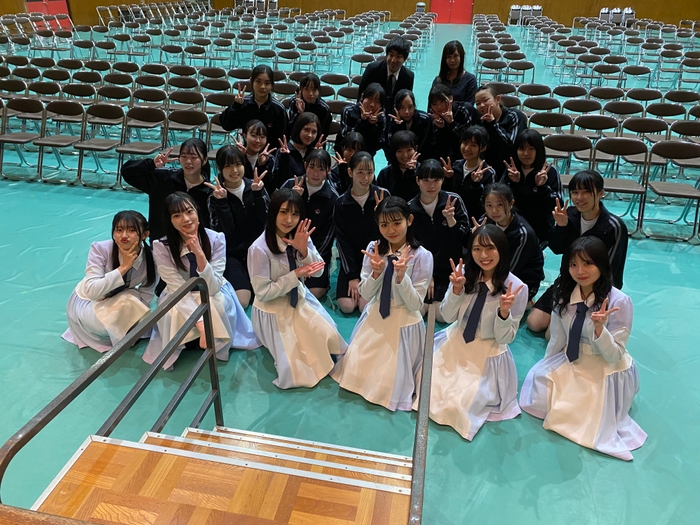 STU48のダンスユニット「STUDIO」と、学生たち