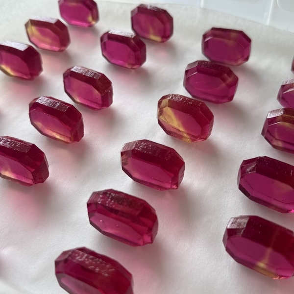 着色は、紫芋やビーツなど天然由来の色素を使用