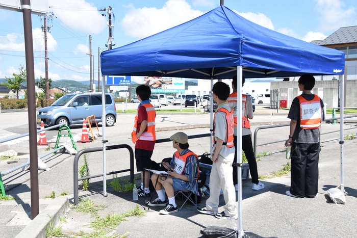 交差点で車をチェック