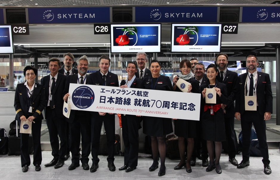 29日発 AF275便のクルーと記念品