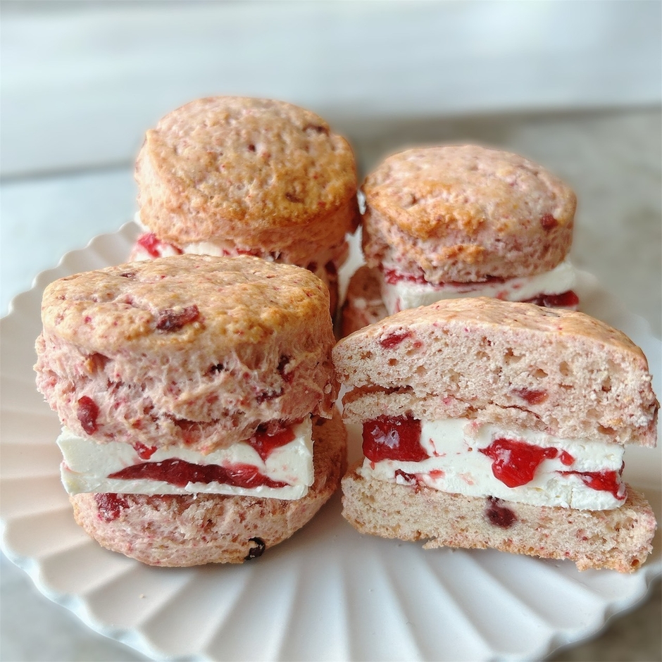 はじまりの紅茶【石垣いちごとフランボワーズのショコラバターサンドスコーン】