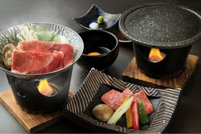 選べるメイン料理（左：すき鍋／右：石焼）