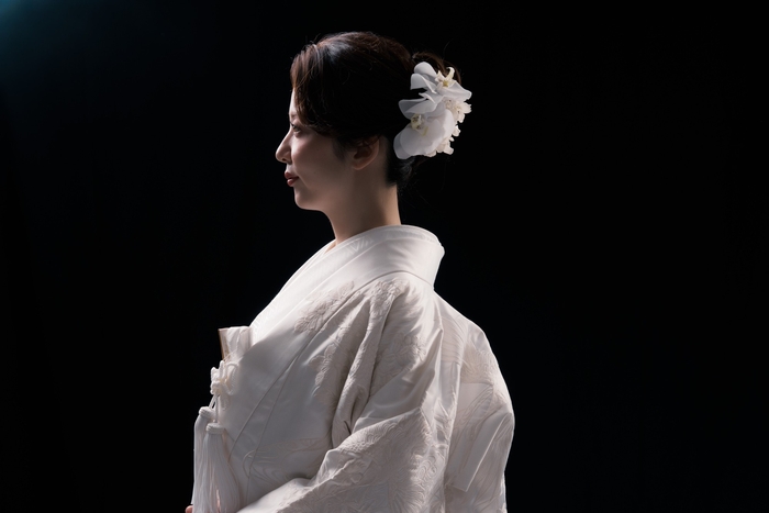 実際にスタジオで撮影した白無垢姿の美しい花嫁様の横顔