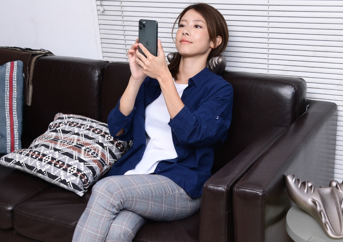 ソファに座ってスマホ