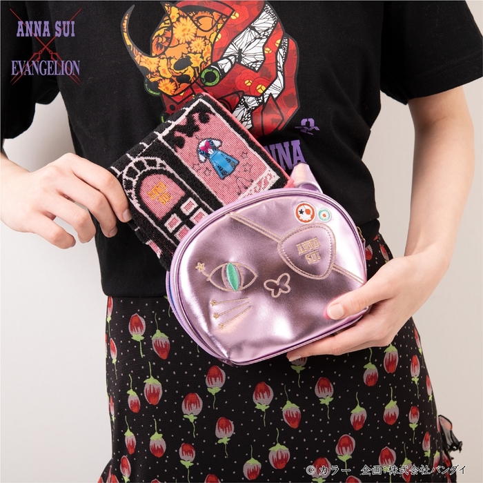 エヴァンゲリオン×ANNA SUI ネコポーチ(使用イメージ)