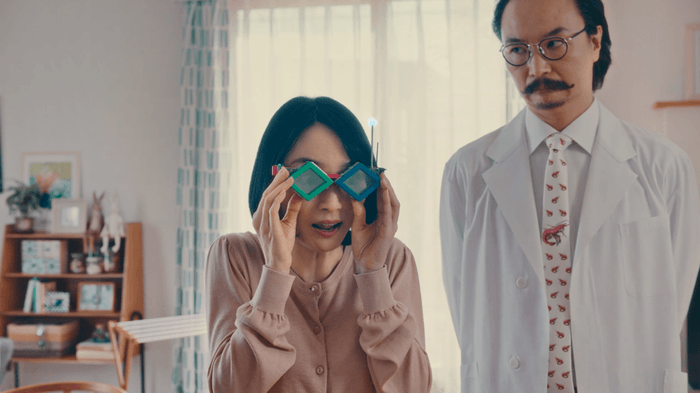 ウルトラハードクリーナー サニプロテクト 見えーるメガネ」篇 左:ピカリ 雅美(母) 右:エビデンス博士