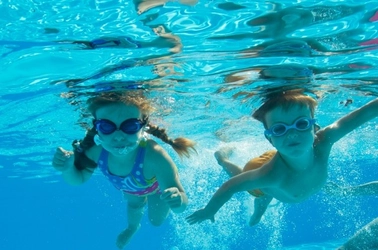 夏に欠かせない水遊びが子どもにもたらすメリットと、親が知るべき注意点
