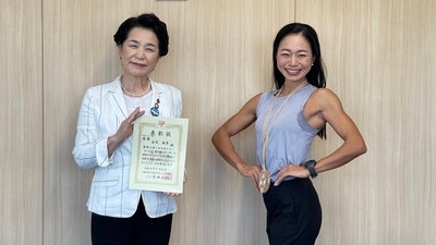 全国大会出場を報告する金岡麻季さん(写真右)