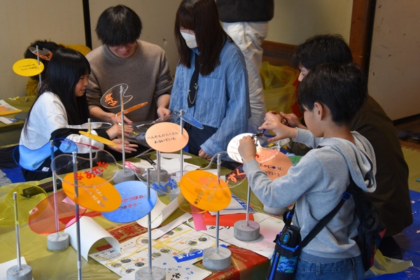 学生と子どもが仲良く看板作り