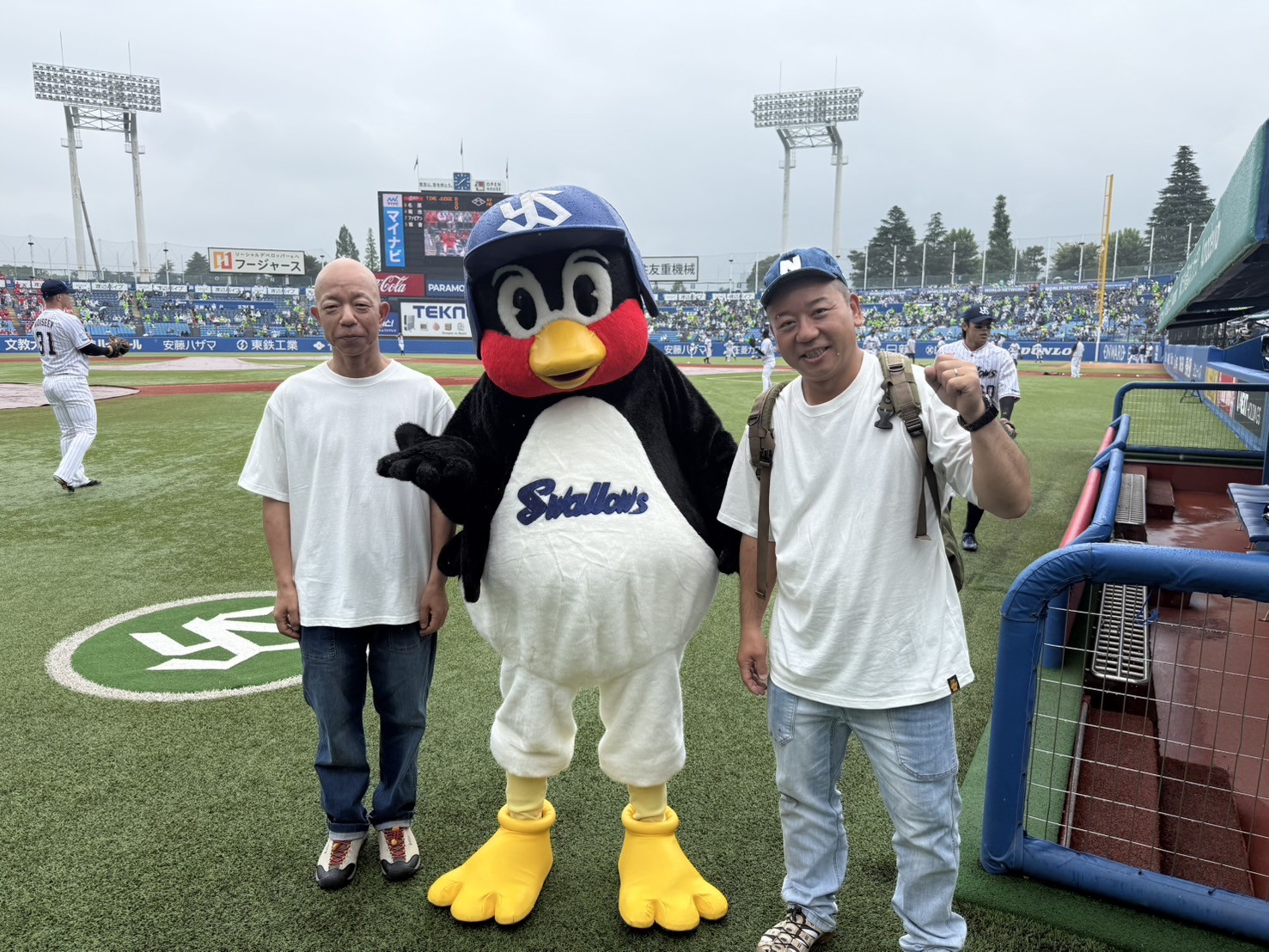 【テレビ新広島】結成30周年「バイきんぐ」初の始球式で球場爆笑