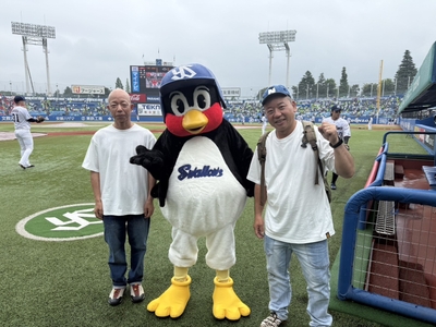 始球式に登場したバイきんぐ(左から小峠英二、つば九郎、西村瑞樹)