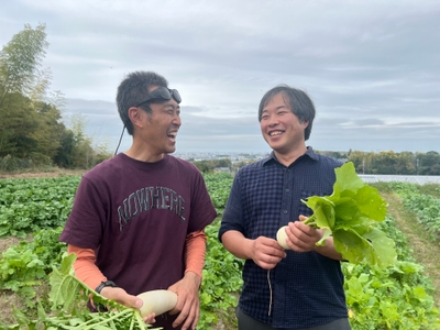 園主の内野寛之さん(左)