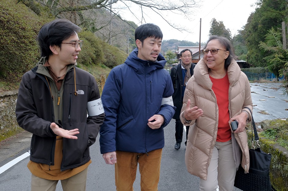 町を案内する二人 左:伊藤 俊一(群言堂スタッフ)、中央:三浦 類(群言堂スタッフ)