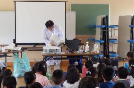 9月に市内小学校で実施した「イモ発電エネルギー教室」の様子