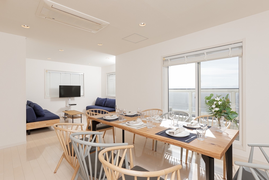 ［Rooｍ A］大型テーブルを備えた、開放感あふれるリビング・ダイニング。皆様で心ゆくまで語らい、賑やかなお食事の時間をお過ごしください。