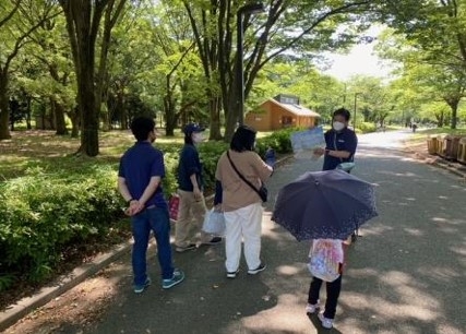 公園職員がガイドしながらウォーキング