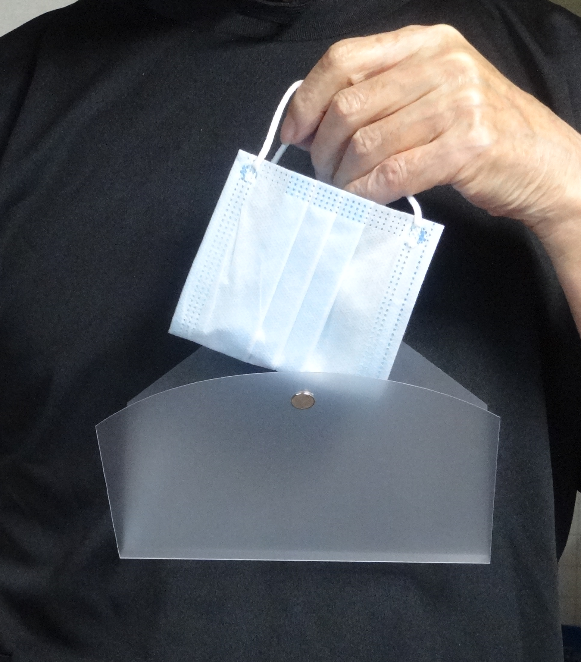 世界初マスクが胸に置ける!衣服の上に着けるマスクホルダーで歩きながら着脱できます