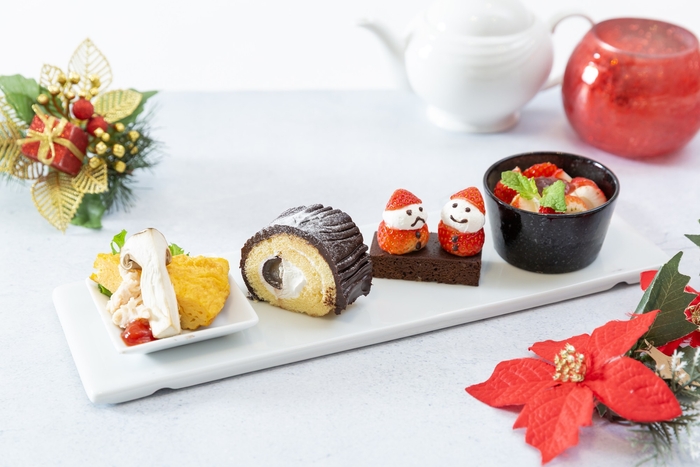 左から、「ポルチーニと蒸し鶏のスパニッシュオムレツ」「ブッシュドノエル」「苺のサンタ」「苺のブリュレ 苺のコンフィチュール添え」