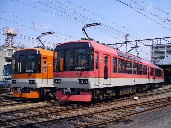 ９０３ー９０４号車（左）と９０１ー９０２号車（右）