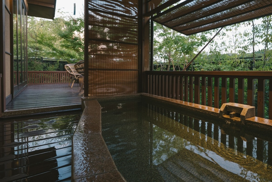 はなれ客室の温泉露天風呂はシャワールーム付き