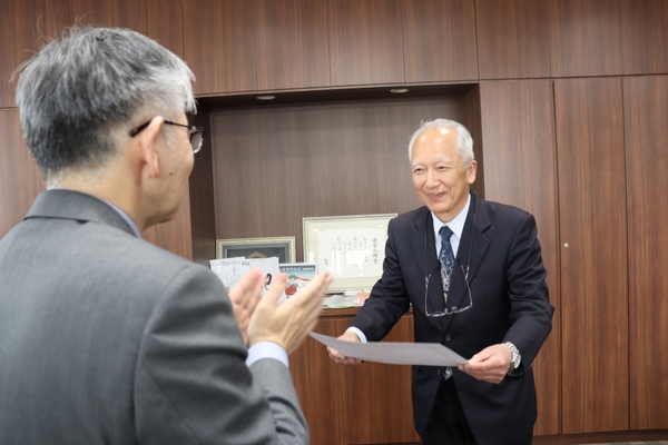 平野学長（左）から称号授与証を受け取る石垣元館長（右）