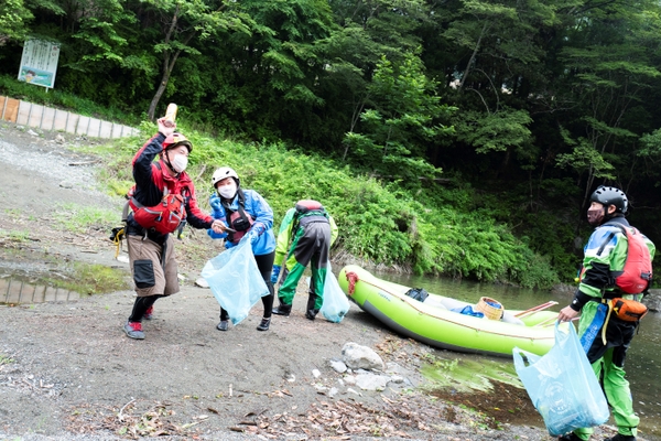 マスク越しでも伝わる、楽しそうにゴミを拾うインストラクターたち