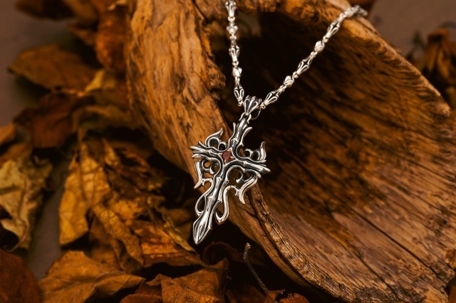 ネメシスペンダントw/K18クロス/ガーネット ¥143,000(税込) ※チェーンは別売りです。