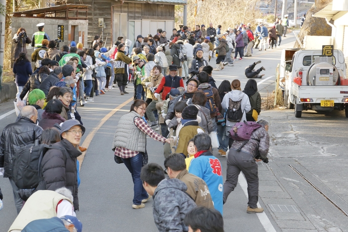 振る舞い酒が効いたのか、転がる人も