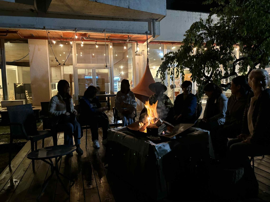 夜の焚き火を囲んだ内観ワークは豊島が担当しました。