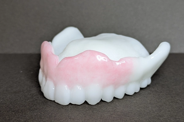 死亡率を下げる夜専用「おやすみ入れ歯」　 日本初の入れ歯型マウスピースが、提供開始3年で製作数160個超え