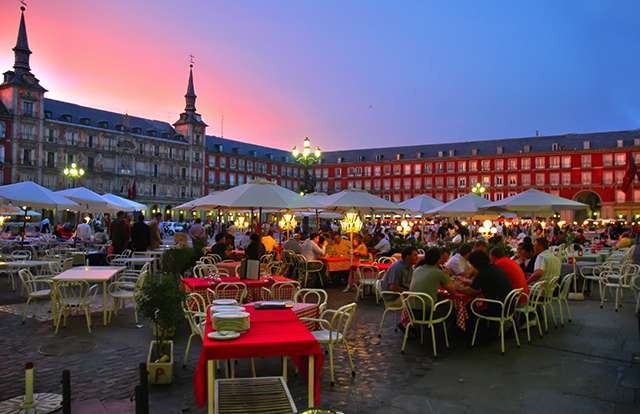 オープンエアーカフェは町のいたるところに!