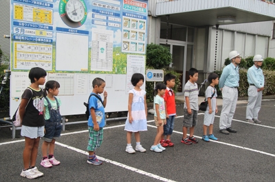 朝礼から参加、従業員の皆さんへ紹介