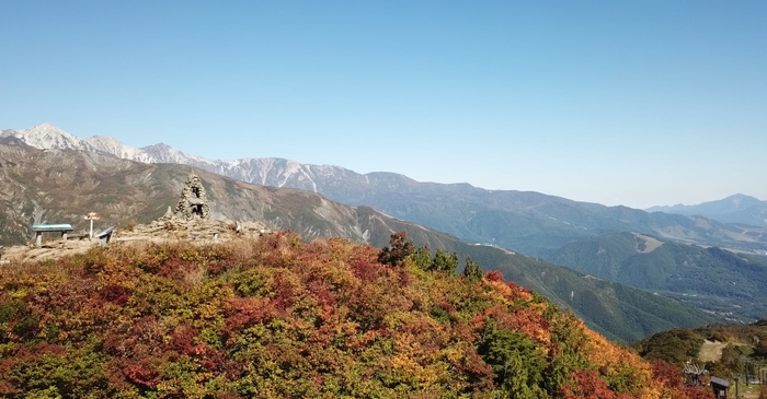 紅葉に染まる地蔵ケルン周辺。