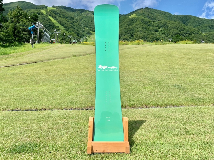 「THE DAY.HAKUBA」シリーズのHakuba Goryuモデル（https://hakuba-special.jp/）のスノーボード「Hakuba Goryu 158cm」価格30,800円(税込) （税抜 28,000円）五竜ナイター1日券付