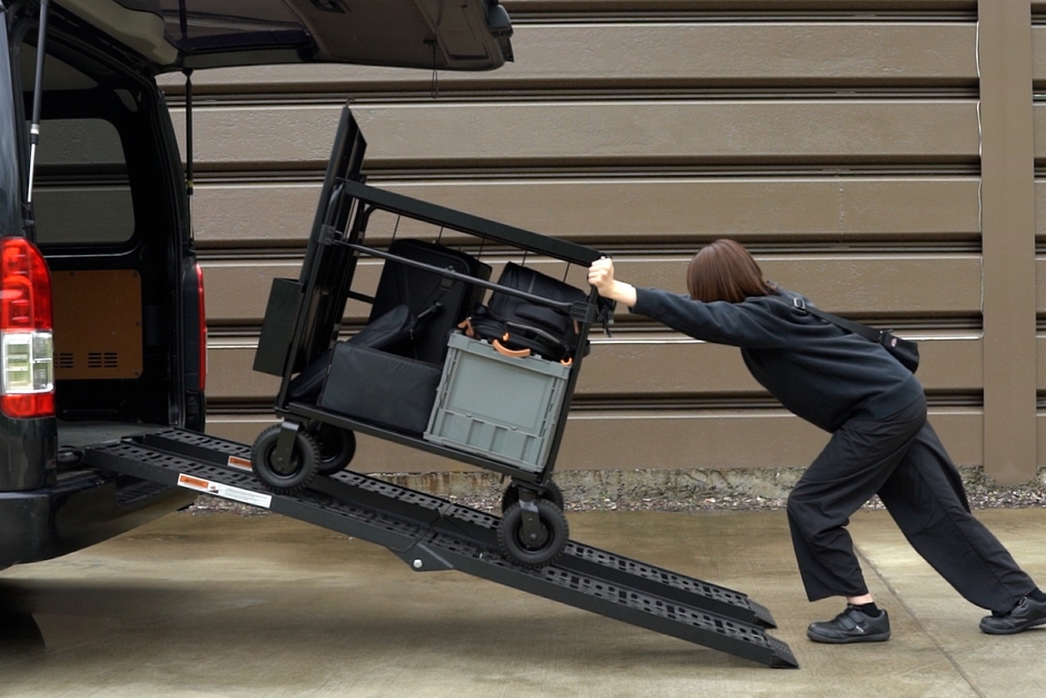 従来のスロープ：角度が急で積み込みが困難