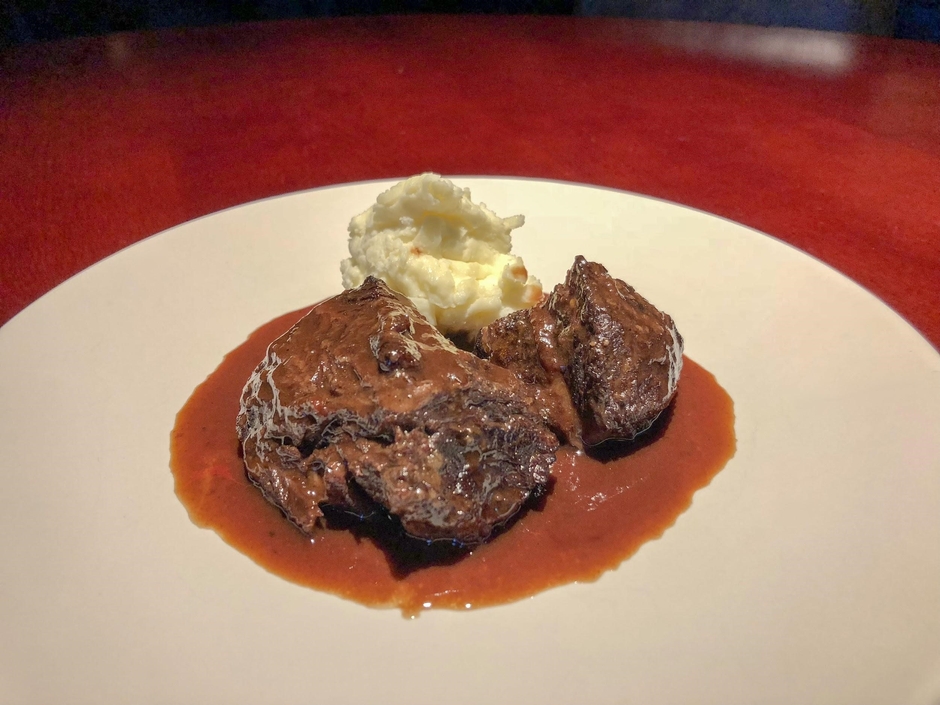 和牛ホホ肉の赤ワイン煮込み
