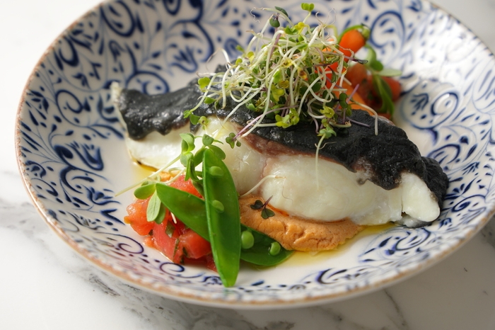 愛媛県産 真鯛の竹炭ロースト タヒニソース 3,740円(税込)