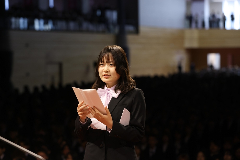 1部で学部の新入生を代表して宣誓する羽飼さん