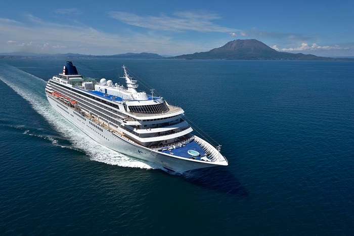 飛鳥IIと桜島(撮影:中村武弘)