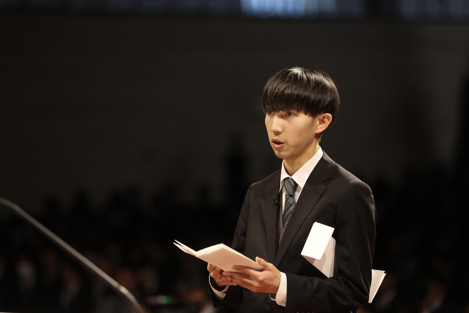 ２部で卒業生答辞を述べる安藤さん