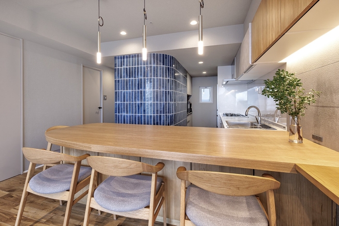 タイル：（柱）「クロジョーロ」MRZ-F7080・（壁）「モレイストン」DMA-U5120