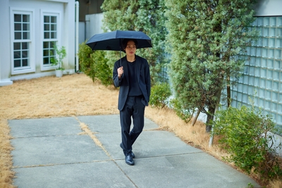 weer Lite 形状記憶 自動開閉雨傘 for men 使用イメージ(歩行シーン)