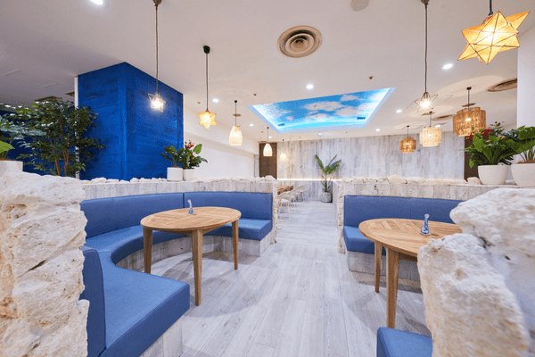 2022年7月オープン。沖縄をコンセプトとしたカフェ＆バー。日中はコワーキングスペースとして、夜はお酒を楽しめるバーとしてご利用いただけます。