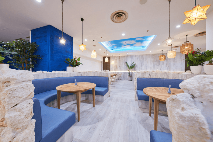 2022年7月オープン。沖縄をコンセプトとしたカフェ&バー。日中はコワーキングスペースとして、夜はお酒を楽しめるバーとしてご利用いただけます。